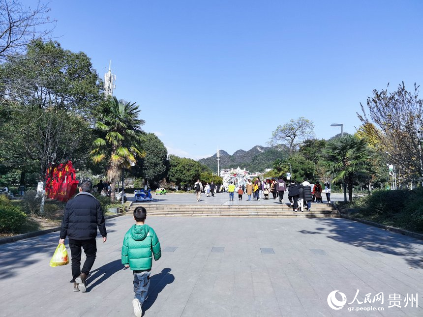 公園內(nèi)休閑放松的市民游客絡(luò)繹不絕。人民網(wǎng)記者 王秀芳攝