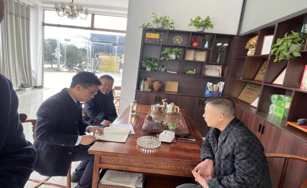 1、永興支行走訪貴州省怡天然茶業(yè)有限公司，了解其生產(chǎn)經(jīng)營(yíng)情況。