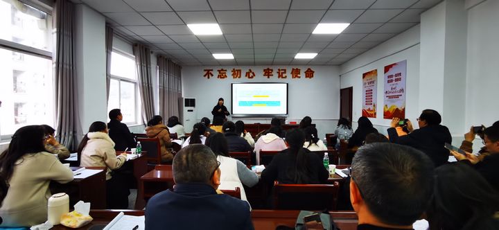 專題講座。 桐梓一中供圖