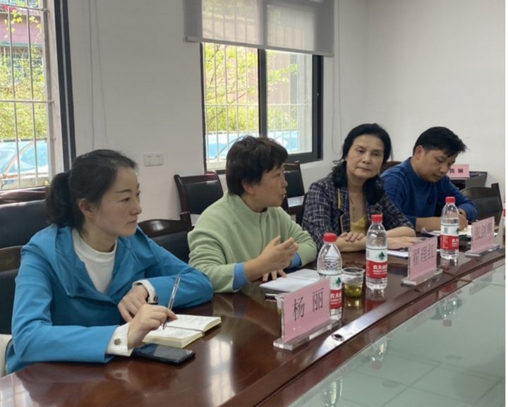 創(chuàng)新團(tuán)隊(duì)教師領(lǐng)銜赴幼兒園開展實(shí)地調(diào)研。