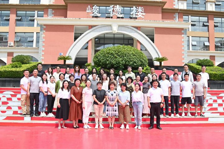 學(xué)前教育專業(yè)指導(dǎo)團(tuán)隊(duì)出征儀式。