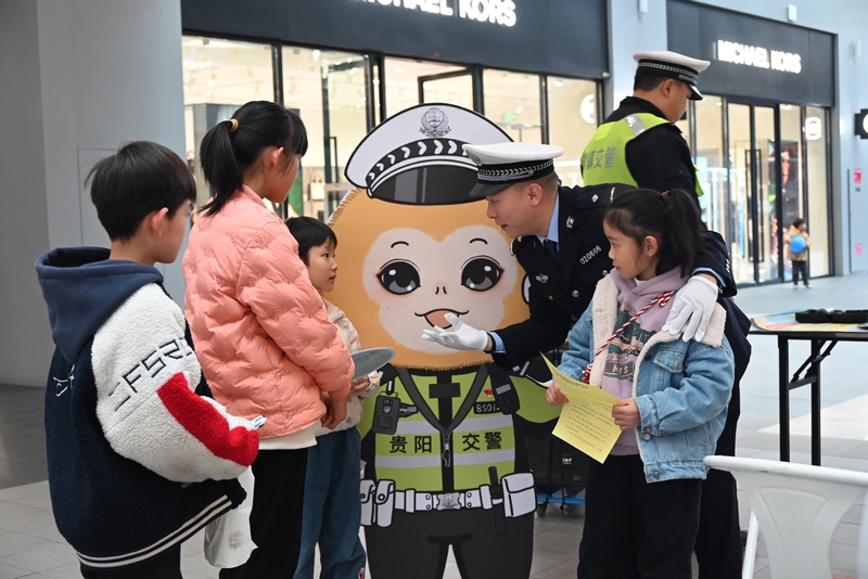 給小朋友普及交通安全常識。沈建華 攝
