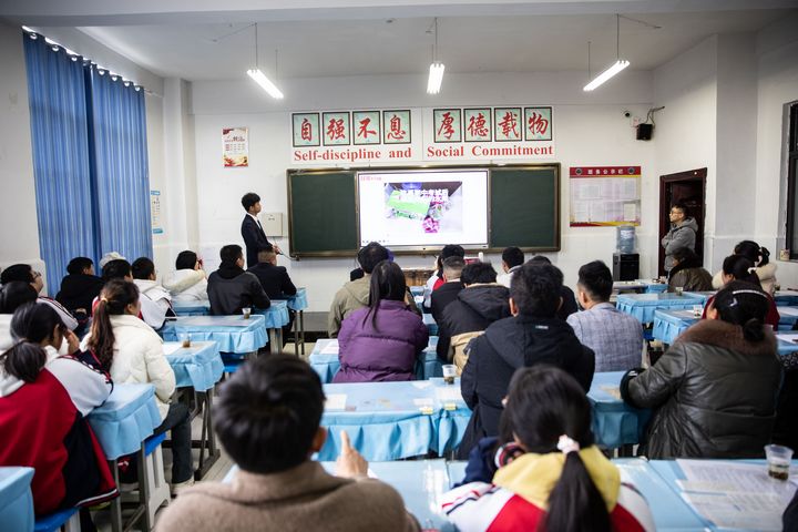 家長觀看孩子在學(xué)校學(xué)習(xí)生活情況。謝永奇攝