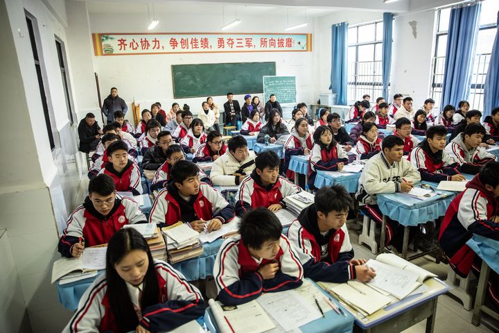 家長與孩子們一起聽課。謝永奇攝