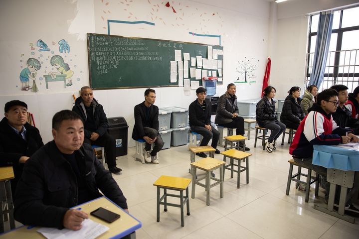 家長走進(jìn)開放課堂，與孩子們一起聆聽老師講課。謝永奇攝