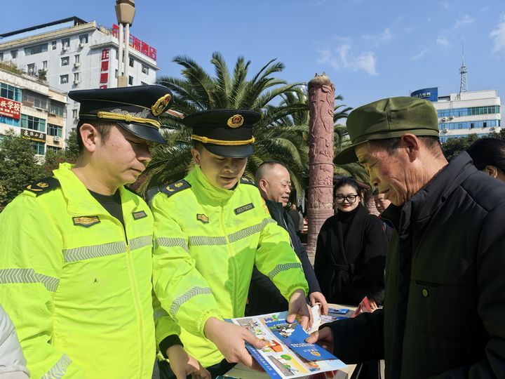 工作人員發(fā)放宣傳資料。王娜攝