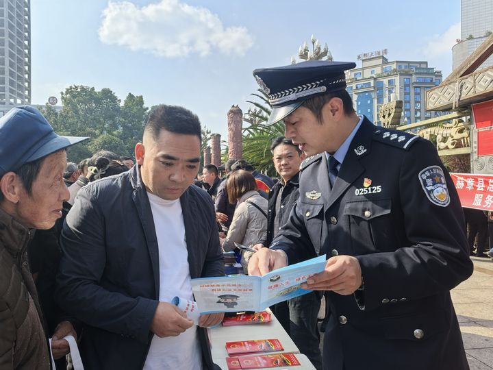 工作人員向群眾宣講禁毒知識(shí)。王娜攝