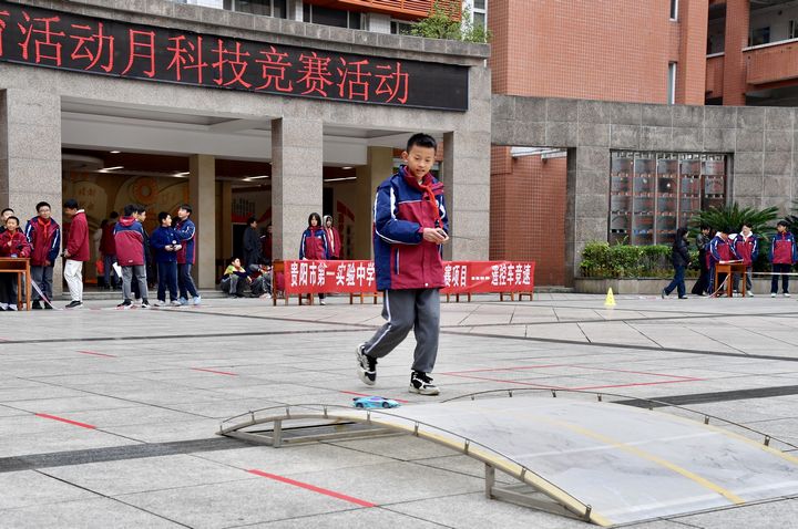選手根據(jù)規(guī)則完成挑戰(zhàn)。