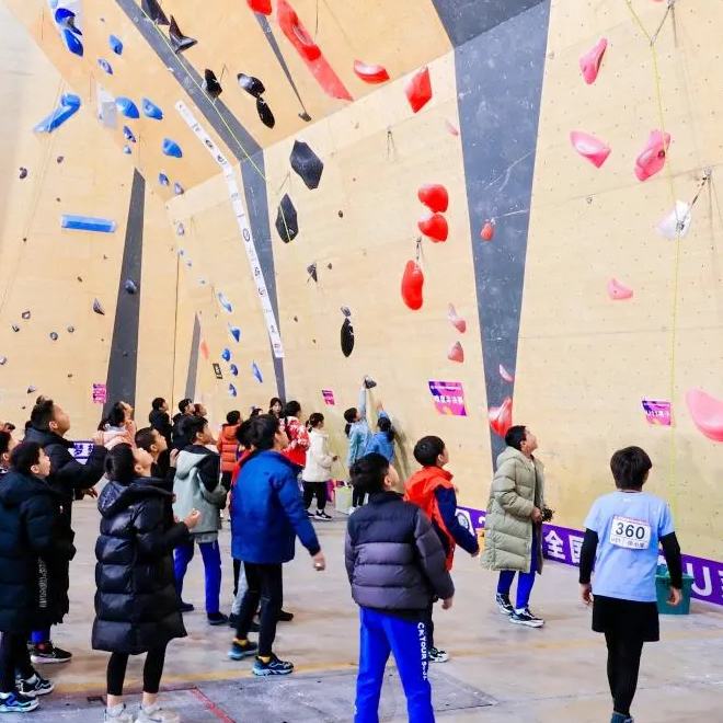 花溪區(qū)青少年業(yè)余體校總共派出19位運動員參賽……
