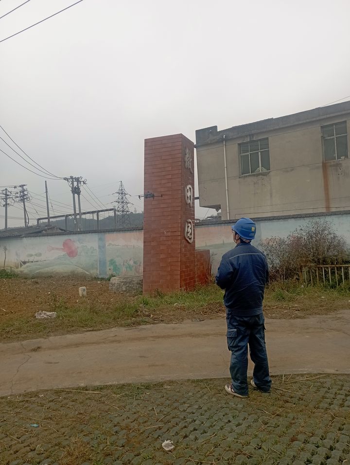 工作人員使用無(wú)人機(jī)對(duì)線路進(jìn)行精益化巡視。