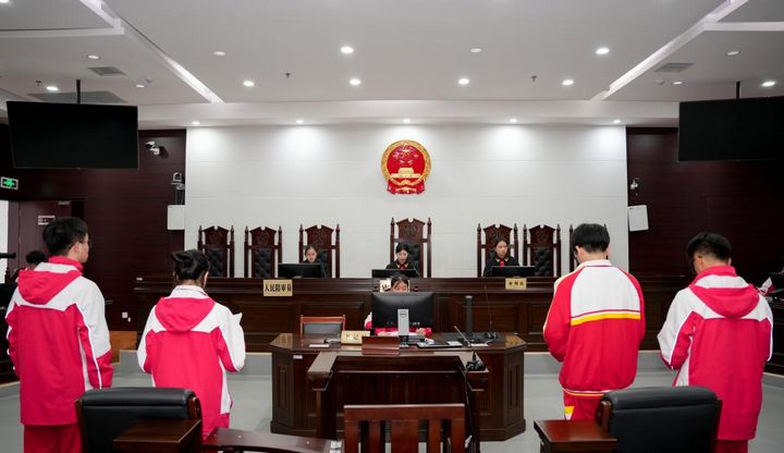 模擬法庭現(xiàn)場(chǎng)。