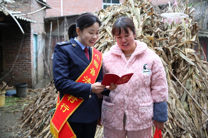 畢節(jié)市稅務(wù)局巾幗普法志愿者到七星關(guān)區(qū)八寨鎮(zhèn)開展“巾幗普法鄉(xiāng)村行 憲法進(jìn)農(nóng)村”活動，為婦女村民宣傳憲法知識和婦女權(quán)益保障知識。鄭婷攝
