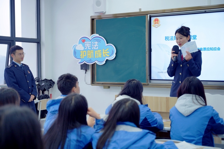 畢節(jié)高新區(qū)稅務(wù)局聯(lián)合畢節(jié)工業(yè)職業(yè)技術(shù)學(xué)院社會服務(wù)系物業(yè)管理班師生共同開展“憲法護(hù)航成長，稅法點(diǎn)亮未來”普法宣傳活動。李奕霖?cái)z.jpg