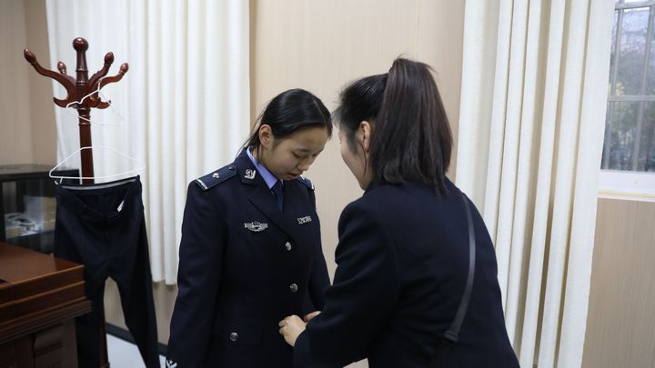 4、學(xué)生體驗法警角色。
