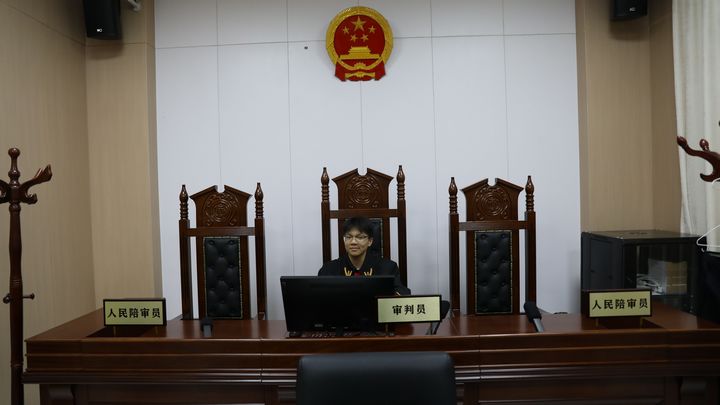 5、學(xué)生們感受庭審員角色。