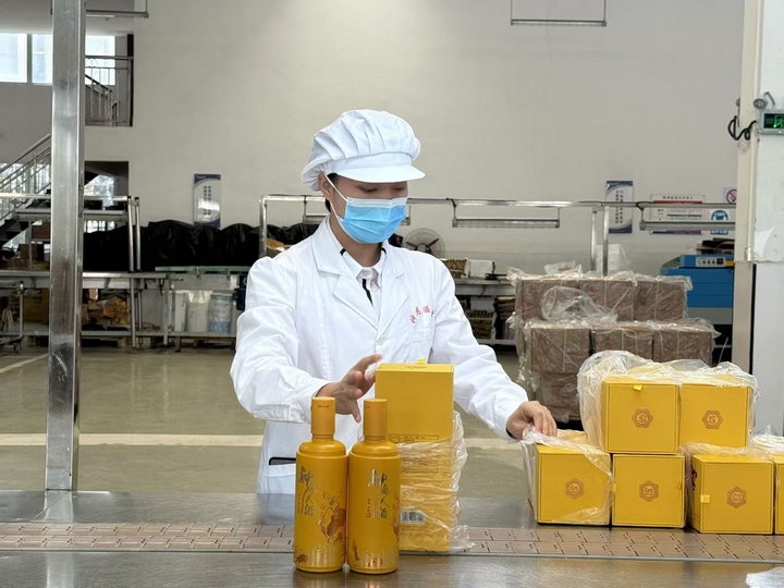 神龍酒業(yè)包裝工人涂小葉在包酒。