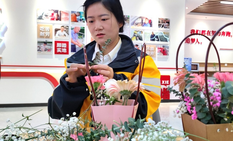 “三八”國(guó)際婦女節(jié)當(dāng)天，該中心邀請(qǐng)專(zhuān)業(yè)老師為轄區(qū)網(wǎng)約車(chē)企業(yè)、美團(tuán)外賣(mài)站點(diǎn)的20余名女性從業(yè)者教授花藝