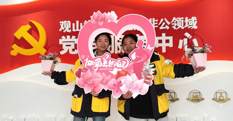 “三八”國(guó)際婦女節(jié)當(dāng)天，該中心邀請(qǐng)專(zhuān)業(yè)老師為轄區(qū)網(wǎng)約車(chē)企業(yè)、美團(tuán)外賣(mài)站點(diǎn)的20余名女性從業(yè)者教授花藝