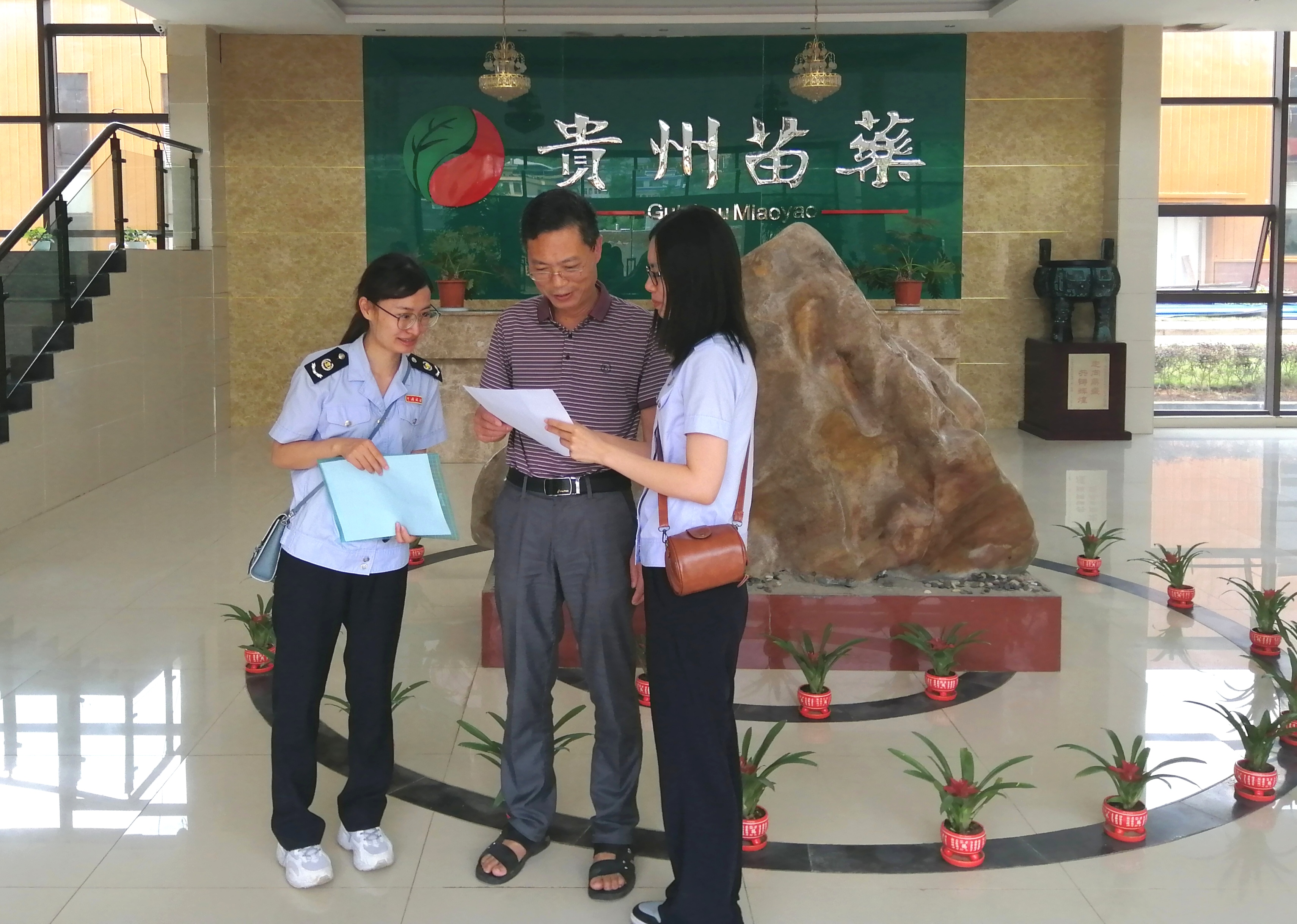 稅務人員到苗藥企業(yè)宣傳稅費政策。