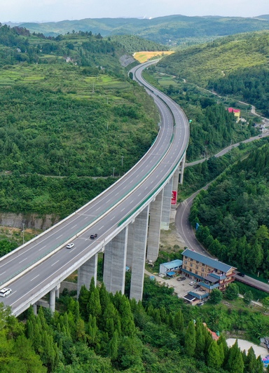 遵義市播州區(qū)境內(nèi)的公路。