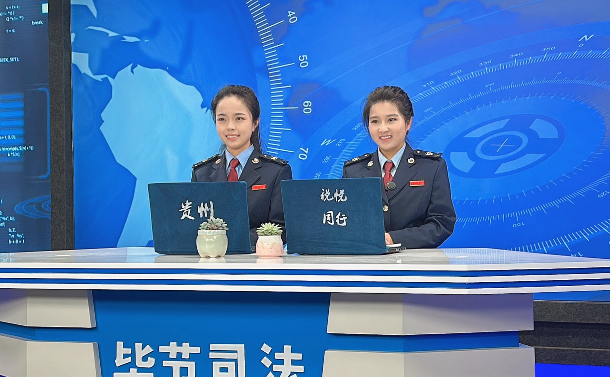 稅務人員在直播中回答納稅人繳費人關心的問題。白雪攝