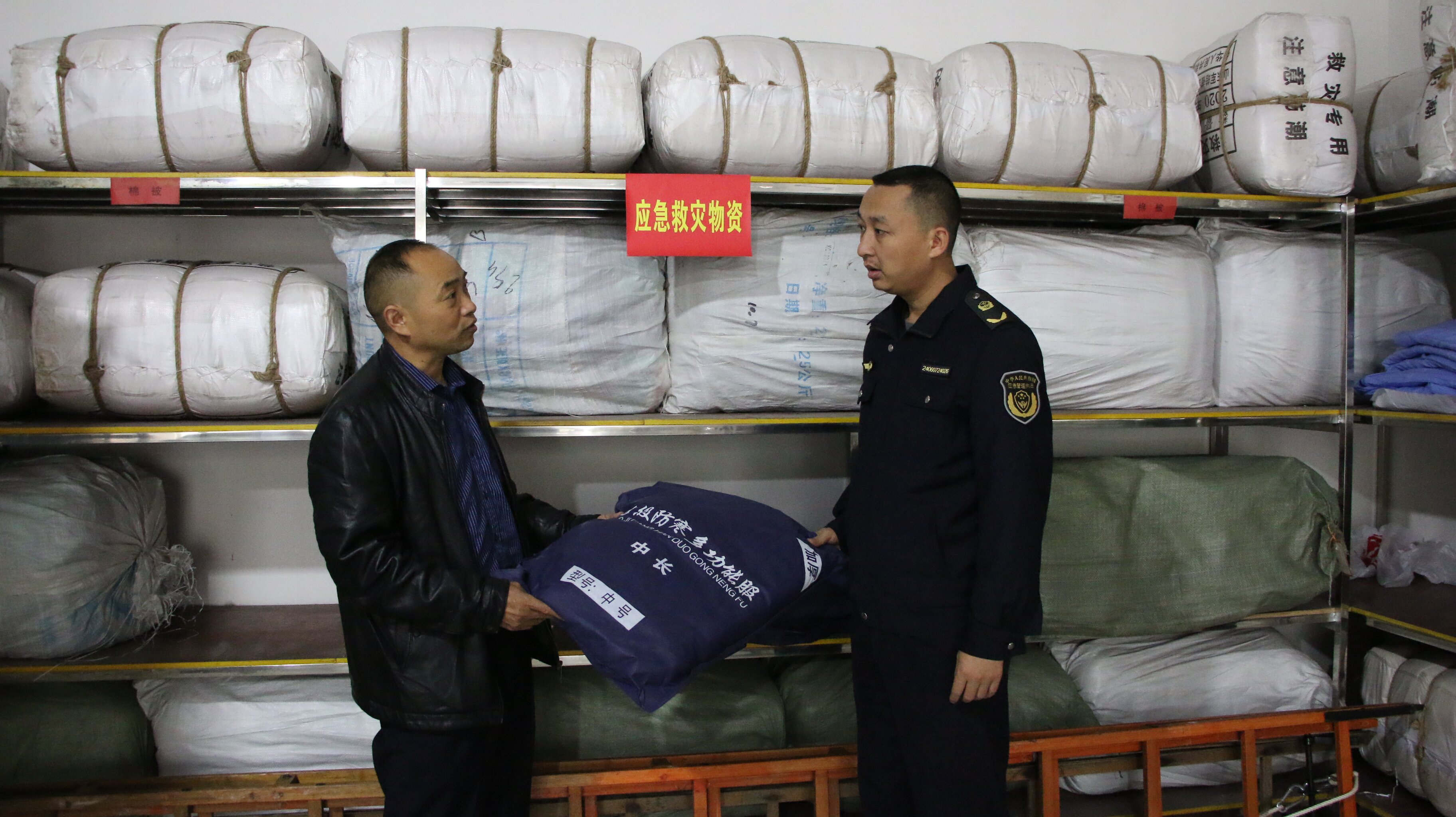 圖為工作人員對各類物資進(jìn)行盤點與維護(hù)。梅亞軍攝