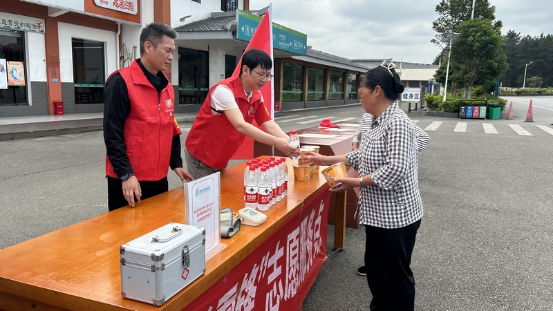 1 圖為黨員先鋒志愿服務(wù)