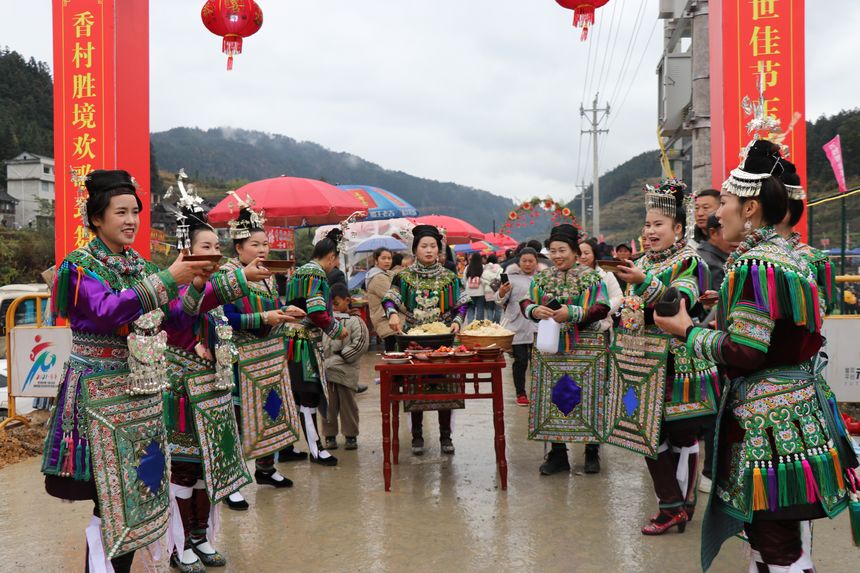 2024黎平·中國(guó)侗年蓋寶侗寨分會(huì)場(chǎng)迎賓儀式（攔門酒）現(xiàn)場(chǎng)。王芳芳攝
