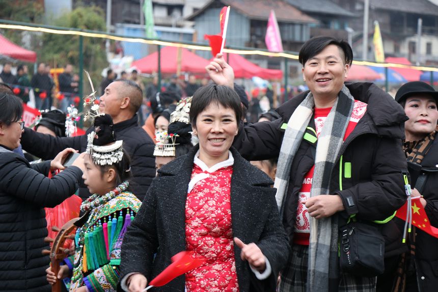 2024黎平·中國(guó)侗年蓋寶侗寨分會(huì)場(chǎng)上游客一起跳大眾舞蹈。王芳芳攝