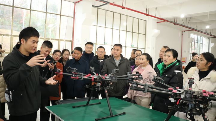 3 圖為與會代表參觀黔南工匠學(xué)院創(chuàng)新成果。