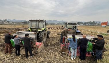 甕安：機(jī)播油菜種出“加速度”