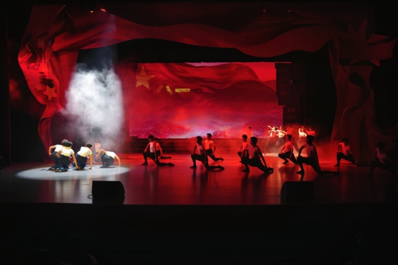 貴州大學(xué)“溪山紅韻”藝術(shù)思政課現(xiàn)場。