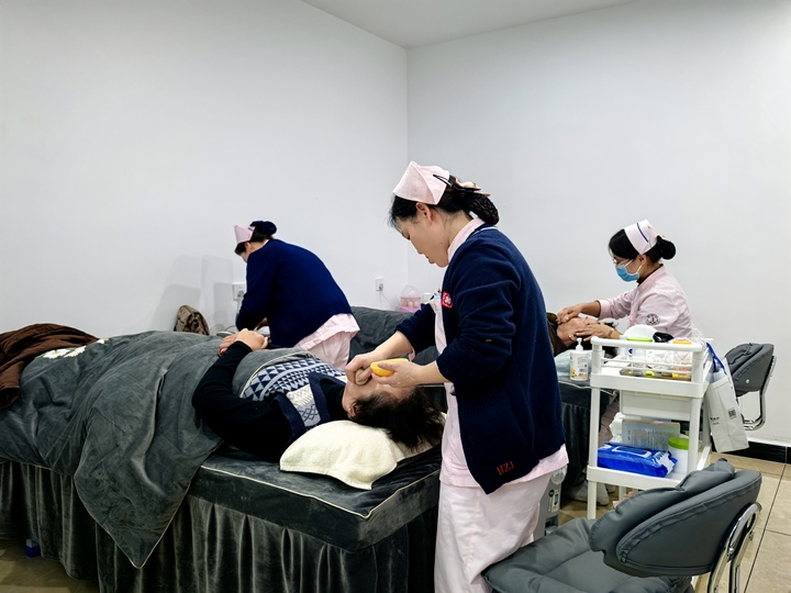 平壩區(qū)中醫(yī)院健康中醫(yī)館揭牌開診。