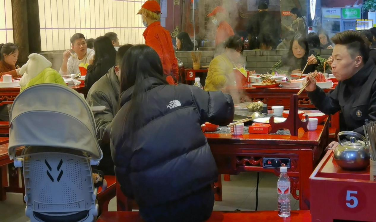 銅仁冬日花式“暖消費”升溫。
