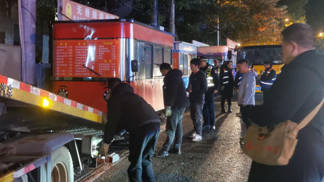 大營(yíng)路街道開(kāi)展貴烏南路違規(guī)餐車清理行動(dòng).