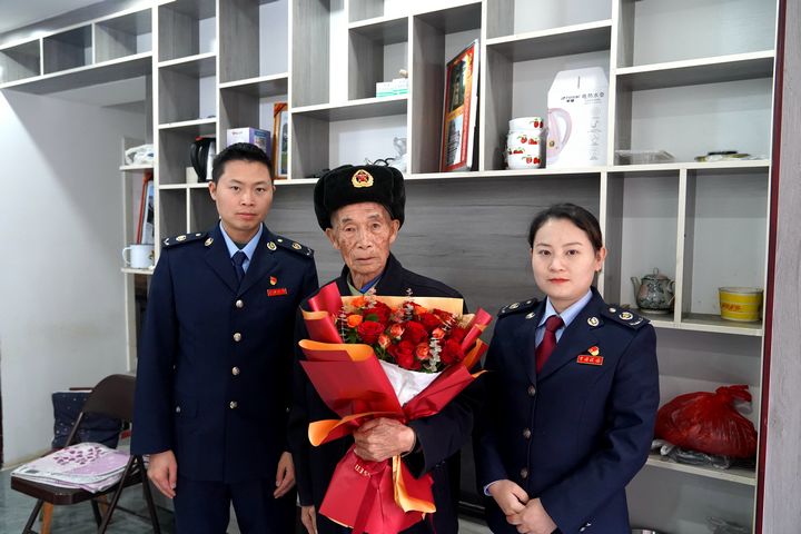 向老戰(zhàn)士獻(xiàn)花。