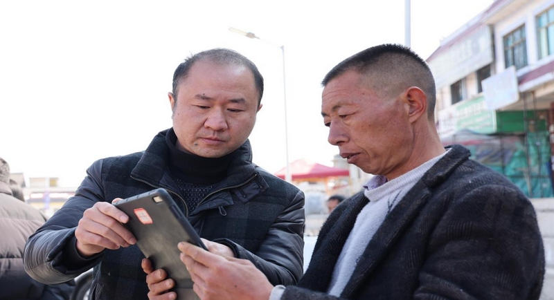 客戶經理走訪農戶，用移動展業(yè)辦理業(yè)務。.jpg