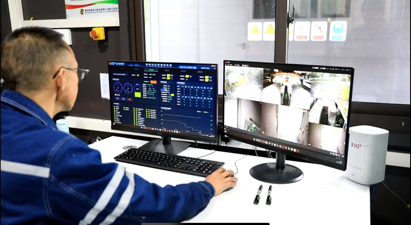 電廠工作人員正在查看電動(dòng)重卡換電情況  胡鳳至  攝