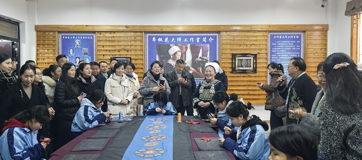 觀摩現場。