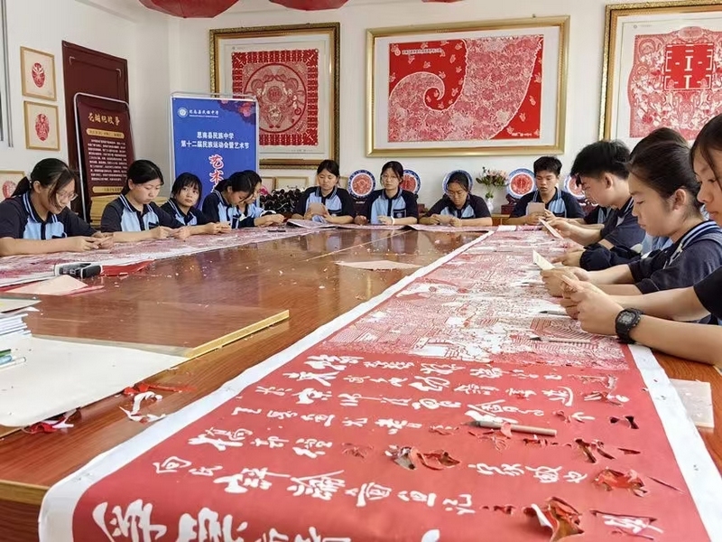 思南縣民族中學(xué)剪紙社團(tuán)活動(dòng)（融媒體中心  供圖）