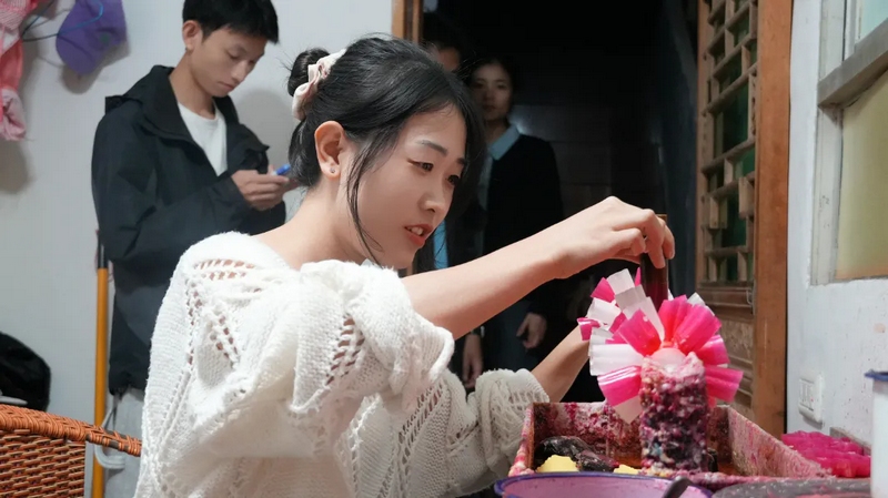 青年夜校學(xué)生制作花燭（融媒體中心  供圖）.webp