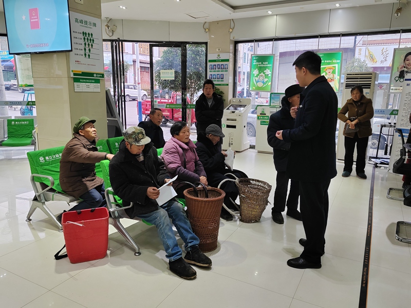圖為：向老年客戶宣傳“養(yǎng)老貸”政策