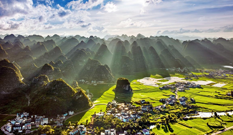 興義萬(wàn)峰林。