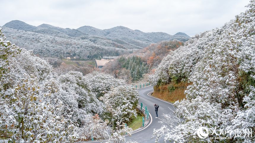 游客在景區(qū)內(nèi)拍攝雪景。人民網(wǎng)記者 涂敏攝