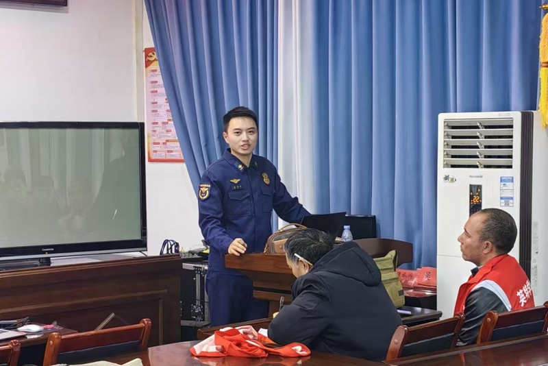 修文縣消防救援大隊開展“藍焰黔行”志愿活動。