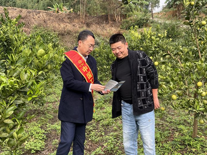 工行興義體育城支行深入種植基地向負責人宣傳金融知識。