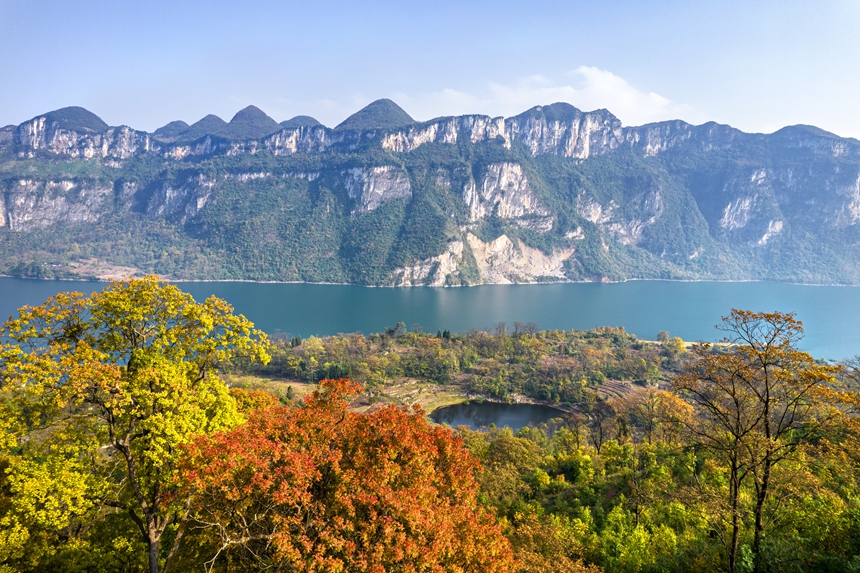 2024年12月15日，烏江上游貴州省畢節(jié)市黔西市境內(nèi)的六沖河段冬景如畫(huà)。