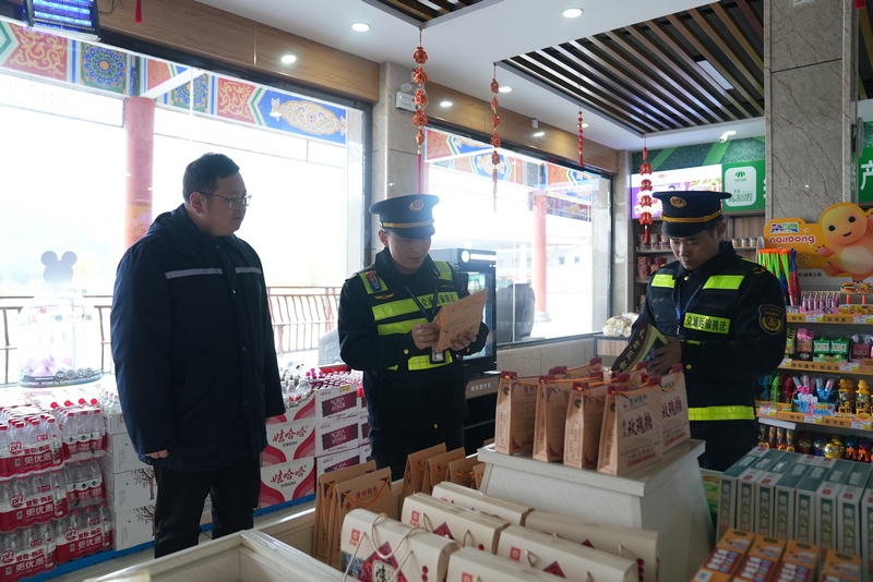 高速路政執(zhí)法人員檢查服務(wù)區(qū)、收費站的物資儲備以及食品安全 (3)