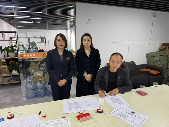 圖為該行工作人員實(shí)地走訪企業(yè)開展盡調(diào)工作。工行金陽支行供圖