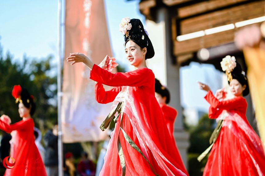 古風(fēng)演繹。人民網(wǎng)記者 慎志遠(yuǎn)攝